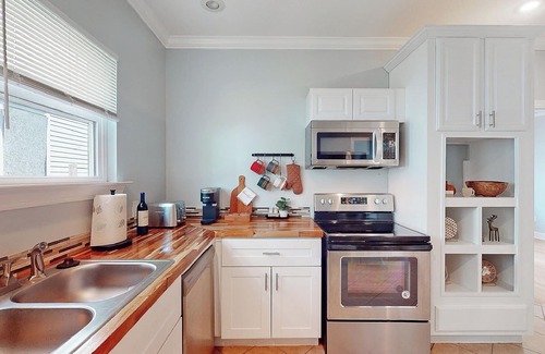 Eastside Casa | Executive Rental 3BR Victorian House Close Forsyth Park & Downtown, 31 days