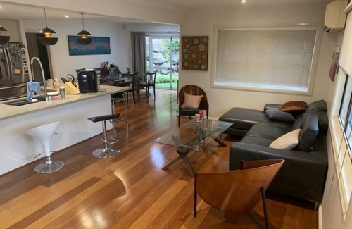 Indooroopilly Casa | Executive spacious big house near shops/buses/train