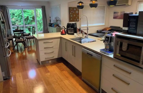Indooroopilly Casa | Executive spacious big house near shops/buses/train