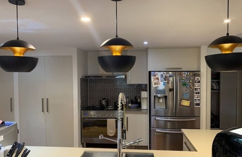 Indooroopilly Casa | Executive spacious big house near shops/buses/train
