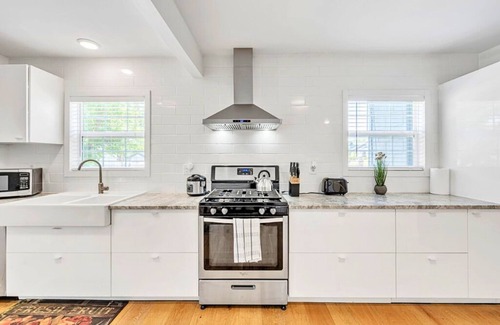 Royal Oak Apartamento | Executive Suite - Prime Location - Sleeps 6 - Downtown