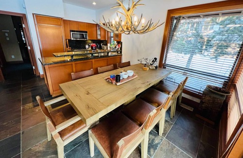 Village North Casa | Casa Ejecutiva en Montebello, recientemente listada en diciembre de 2019