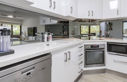 Bongaree Apartamento | Executive Unit in the Treetops