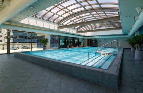 Chinatown Apartamento | Executive Urban Living with Balcony & Heated Pool