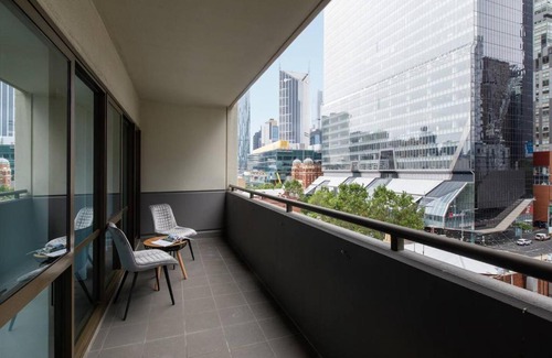 Chinatown Apartamento | Executive Urban Living with Balcony & Heated Pool