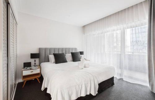 Chinatown Apartamento | Executive Urban Living with Balcony & Heated Pool