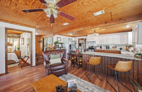 Weatherford Cabaña | Executive Western Farm Cottage Retreat STARLINK WIFI Free Horse Trailer Parking