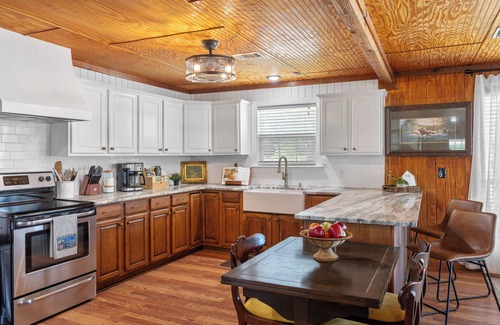 Weatherford Cabaña | Executive Western Farm Cottage Retreat STARLINK WIFI Free Horse Trailer Parking