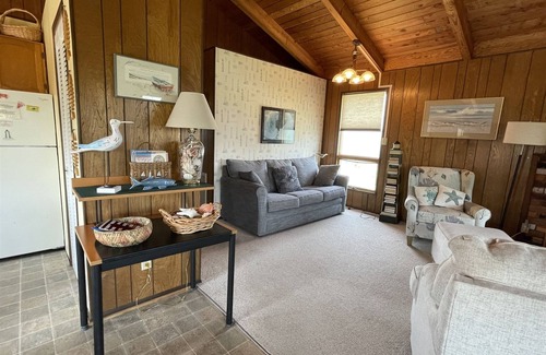 Hatteras Cabaña | ¡Exhale se encuentra cerca del ferry de Hatteras, el puerto deportivo de Teach's Lair y en el extremo sur de Hatteras Village!