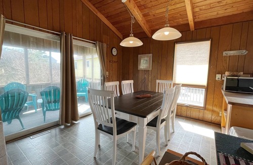 Hatteras Cabaña | ¡Exhale se encuentra cerca del ferry de Hatteras, el puerto deportivo de Teach's Lair y en el extremo sur de Hatteras Village!