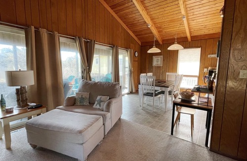 Hatteras Cabaña | ¡Exhale se encuentra cerca del ferry de Hatteras, el puerto deportivo de Teach's Lair y en el extremo sur de Hatteras Village!