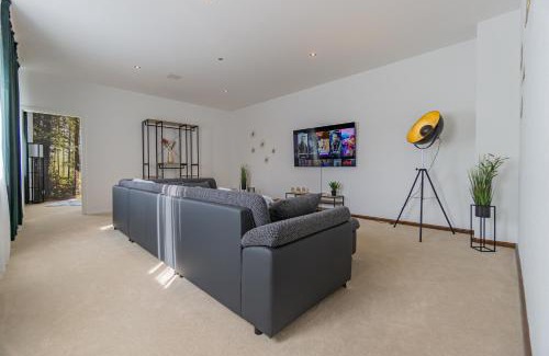 Cottbus Casa | Exklusive Stadtvilla-190qm- Parkplatz- 3Schlafzimmer- 2 Bäder- Netflix- Waschmaschine- 4 Etagen-nähe Theater