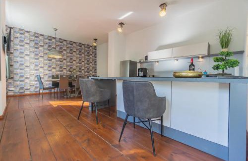Cottbus Casa | Exklusive Stadtvilla-190qm- Parkplatz- 3Schlafzimmer- 2 Bäder- Netflix- Waschmaschine- 4 Etagen-nähe Theater