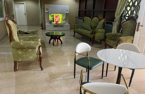 Benin City Apartamento | Exotic 3-bed in a Mansion in Benin City-swimming pool, fitness room, 24/7 power