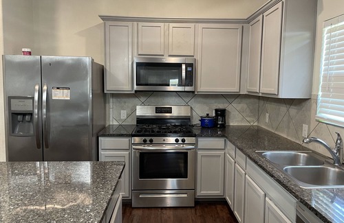 Katy Casa | Exotic home with access to pool , shopping and more