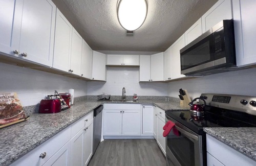 Church Street Casa | Expansive 10-Guest Retreat with King Suite & Pet-Friendly Yard—Close to Airport