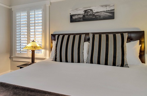 Calistoga Hotel | Expansive 2-Room King Suite, Walk to Downtown Calistoga