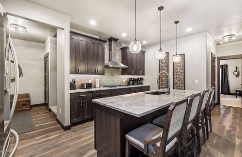 Deadwood Casa | Expansive 7 bedroom, 3 car garage, 2 hot tubs, paved roads, wifi & pool access