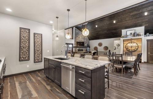 Deadwood Casa | Expansive 7 bedroom, 3 car garage, 2 hot tubs, paved roads, wifi & pool access