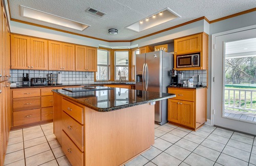 Oatmeal Casa | Expansive Bertram Retreat w/ Pool, on 28 Acres!