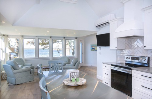 Minot Cabaña | Expansive Coastal Views, 3 bed, 2 bath cottage, newly renovated