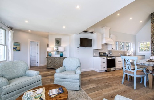 Minot Cabaña | Expansive Coastal Views, 3 bed, 2 bath cottage, newly renovated
