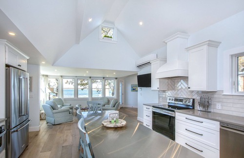 Minot Cabaña | Expansive Coastal Views, 3 bed, 2 bath cottage, newly renovated