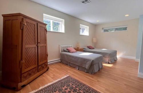 Point Roberts Casa | Expansive Dual-Kitchen Retreat