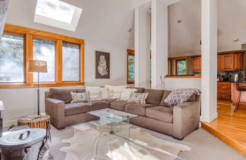 Welches Casa | Expansive golf-view getaway with private hot tub, pool, fast WiFi & game room
