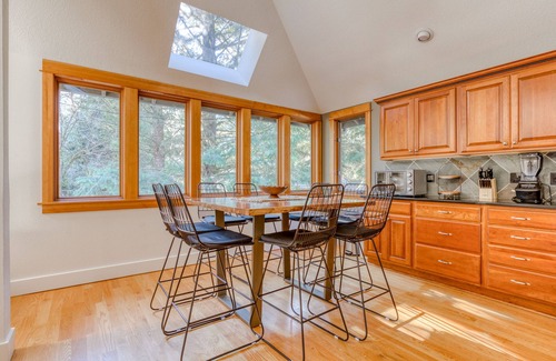 Welches Casa | Expansive golf-view getaway with private hot tub, pool, fast WiFi & game room