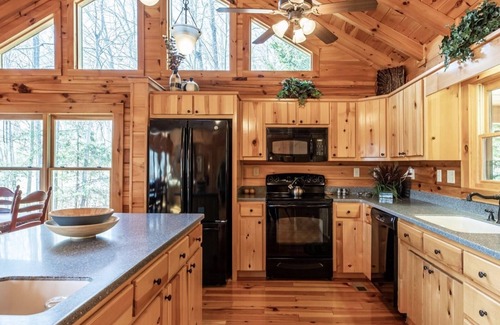 Jacksboro Cabina | Expansive Lake Front Log Cabin/Easy Walk to Private!
