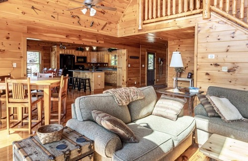 Jacksboro Cabina | Expansive Lake Front Log Cabin/Easy Walk to Private!