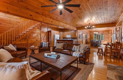 Banner Elk Cabina | Expansive Log Home with Private Swimming Hole