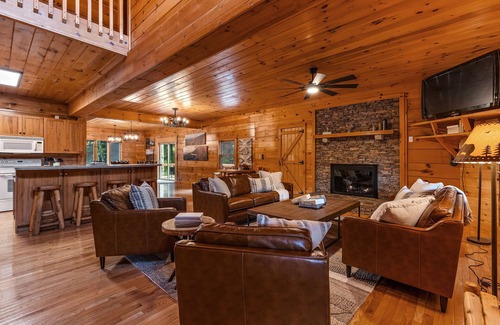 Banner Elk Cabina | Expansive Log Home with Private Swimming Hole