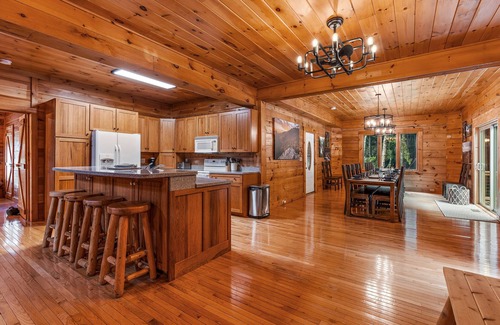 Banner Elk Cabina | Expansive Log Home with Private Swimming Hole