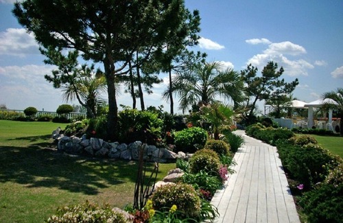Wrightsville Beach Casa | Expansive Oceanfront Cottage with Blockade Runner Beach Resort Amenity Access