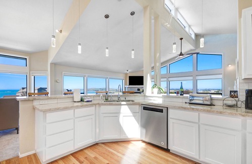 Bodega Bay Casa | Expansive ocean views along with privacy for this 2400 sf 3 bedroom 3 bath home