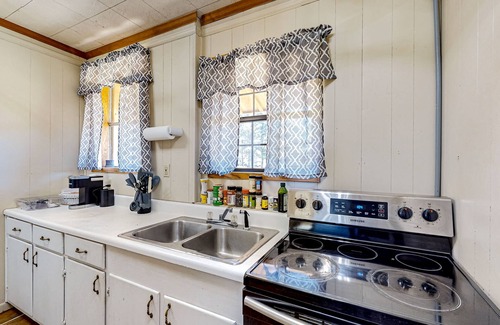 Magnolia Casa | Expansive property with two homes, ponds, pool, game tables, & hiking trails