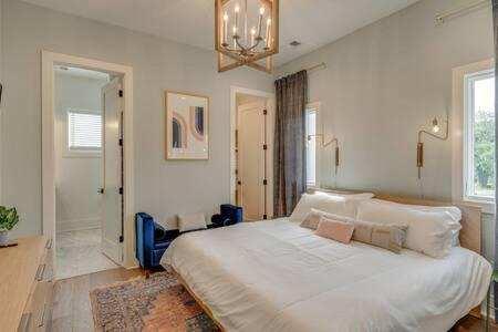 Germantown Casa | Expansive Retreat with Rooftop Deck