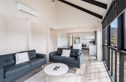 Claremont Apartamento | Expansive River-View Oasis