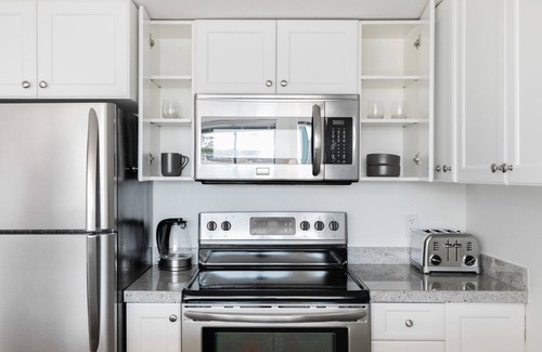 South Beach Apartamento | Expansive Waterfront South Beach 2BR w/ Pool, Tennis, Spa, by Blueground