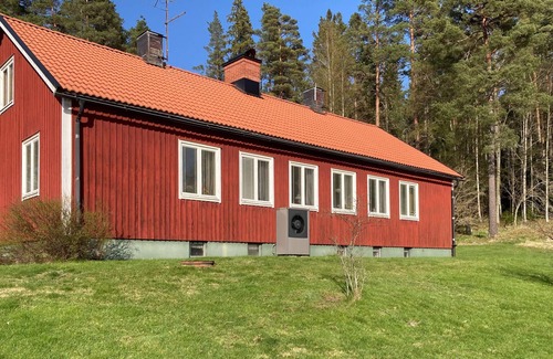 Kristinehamn Casa | Experience a relaxing holiday in this large house with a beautiful garden.