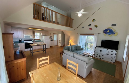 Port St. Joe Apartamento | Experience a tree house feel minutes from the beach in Old-Florida!
