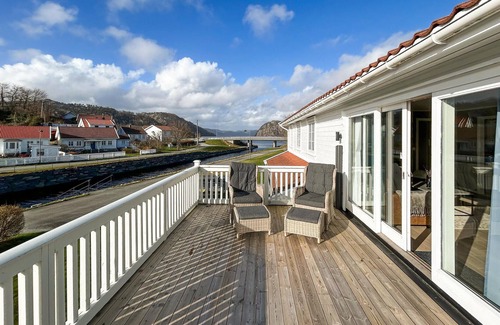 Spangereid Casa | Experience an unforgettable vacation in this interesting vacation home.