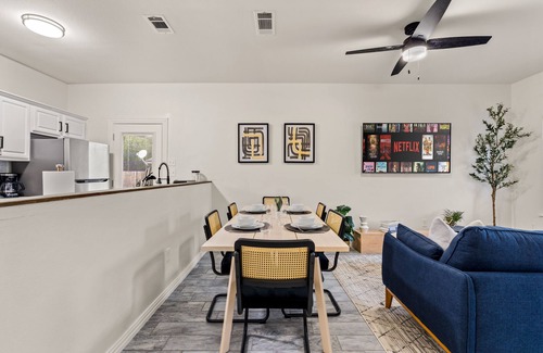 Southeast Arlington Casa | Experience Arlington:4BR Comfort & Class- Minutes to Cowboys, Rangers, 6 Flags!