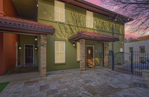 West Campus Casa | Experience Austin + 3 BR + 5 mins to Downtown!