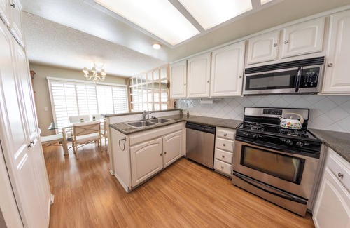 Hollywood Beach Condominio | Experience Beach Living in this 3 Bedroom Condo that is just Steps from the Sand!