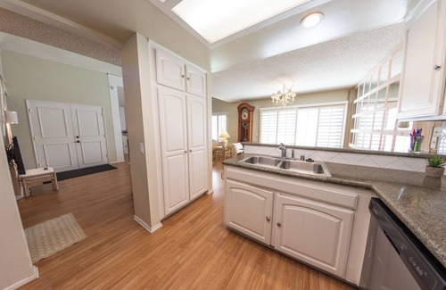 Hollywood Beach Condominio | Experience Beach Living in this 3 Bedroom Condo that is just Steps from the Sand!