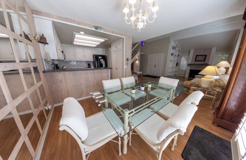 Hollywood Beach Condominio | Experience Beach Living in this 3 Bedroom Condo that is just Steps from the Sand!