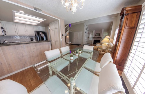 Hollywood Beach Condominio | Experience Beach Living in this 3 Bedroom Condo that is just Steps from the Sand!